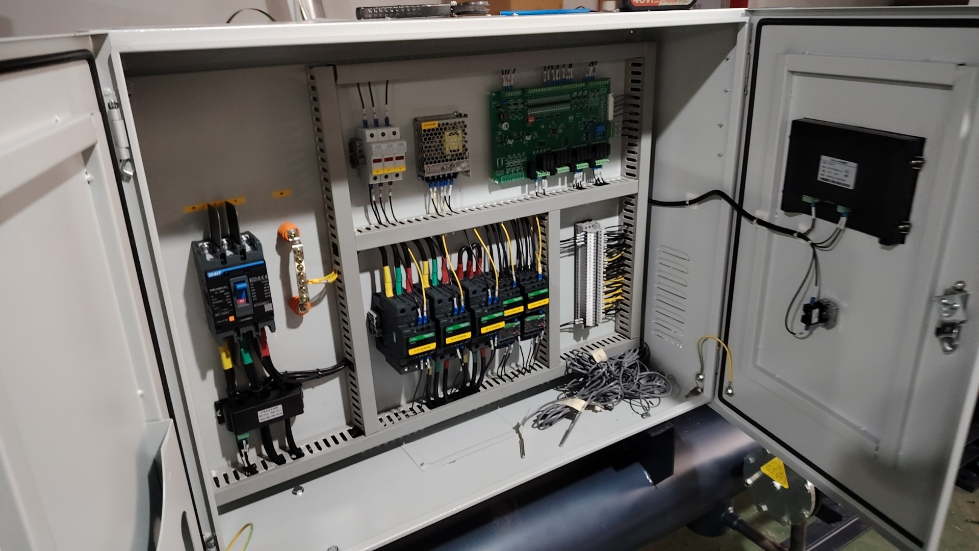 Se pot folosi în mod interschimbabil tensiunile 3-faze 380V 60Hz și 3-faza 380V de 50Hz de răcitoare industriale?